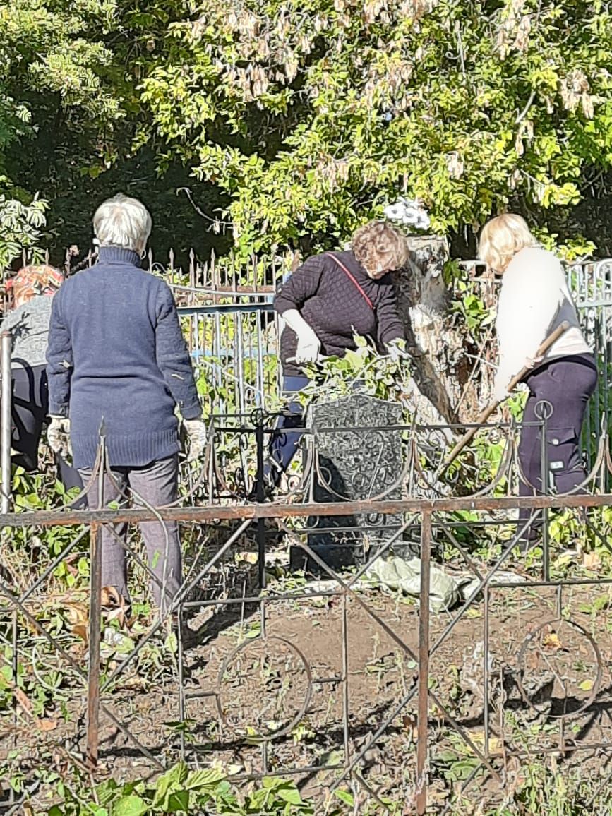 На Авдеевском кладбище Чистополя прошел субботник (фоторепортаж)