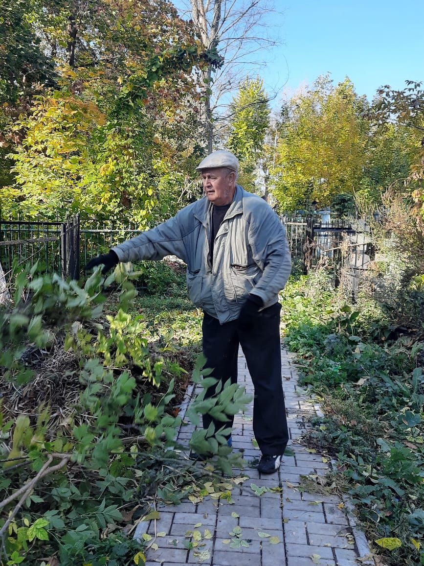 На Авдеевском кладбище Чистополя прошел субботник (фоторепортаж)