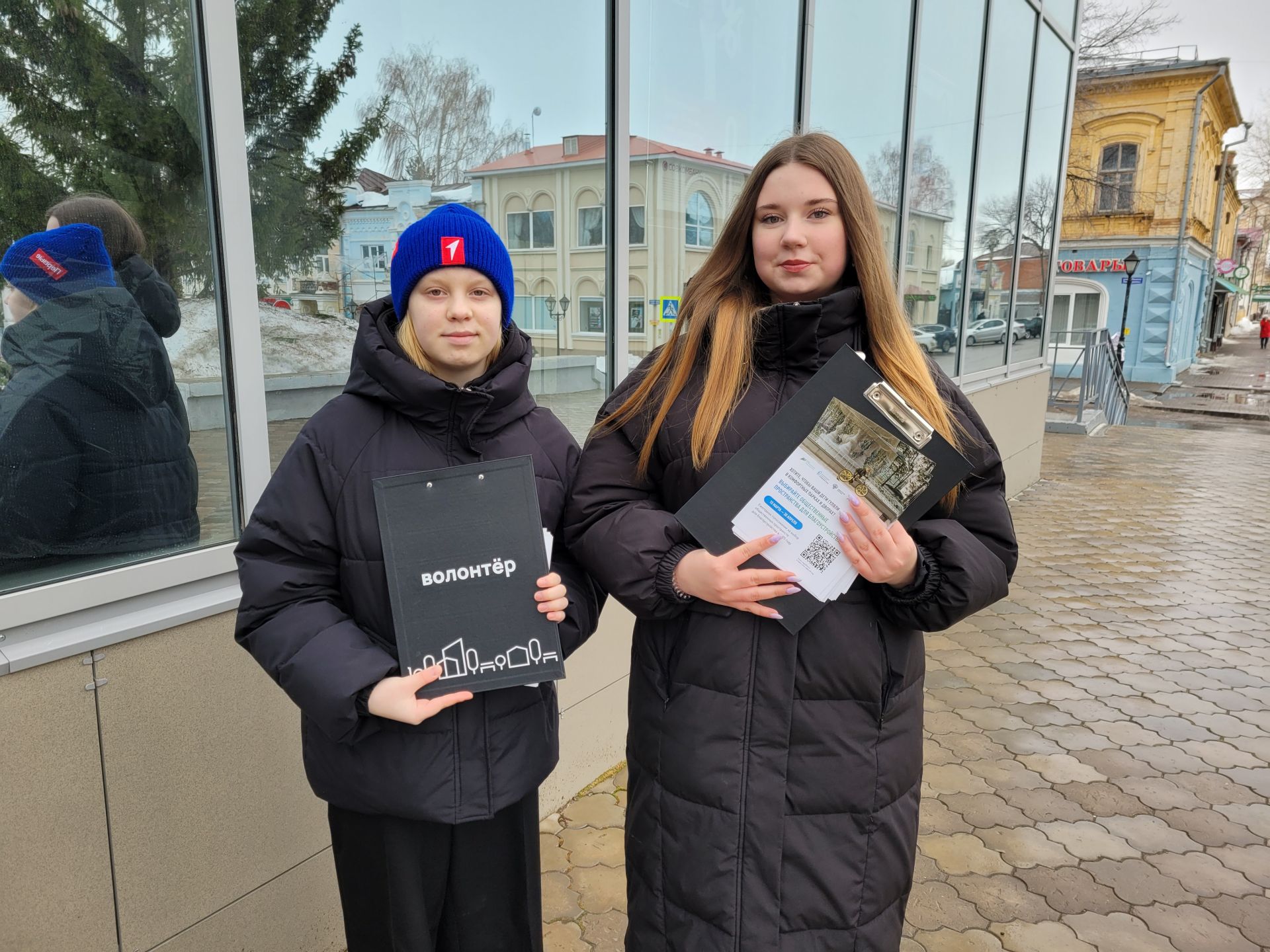 В Чистополе волонтеры помогают жителям в голосовании за объекты благоустройства