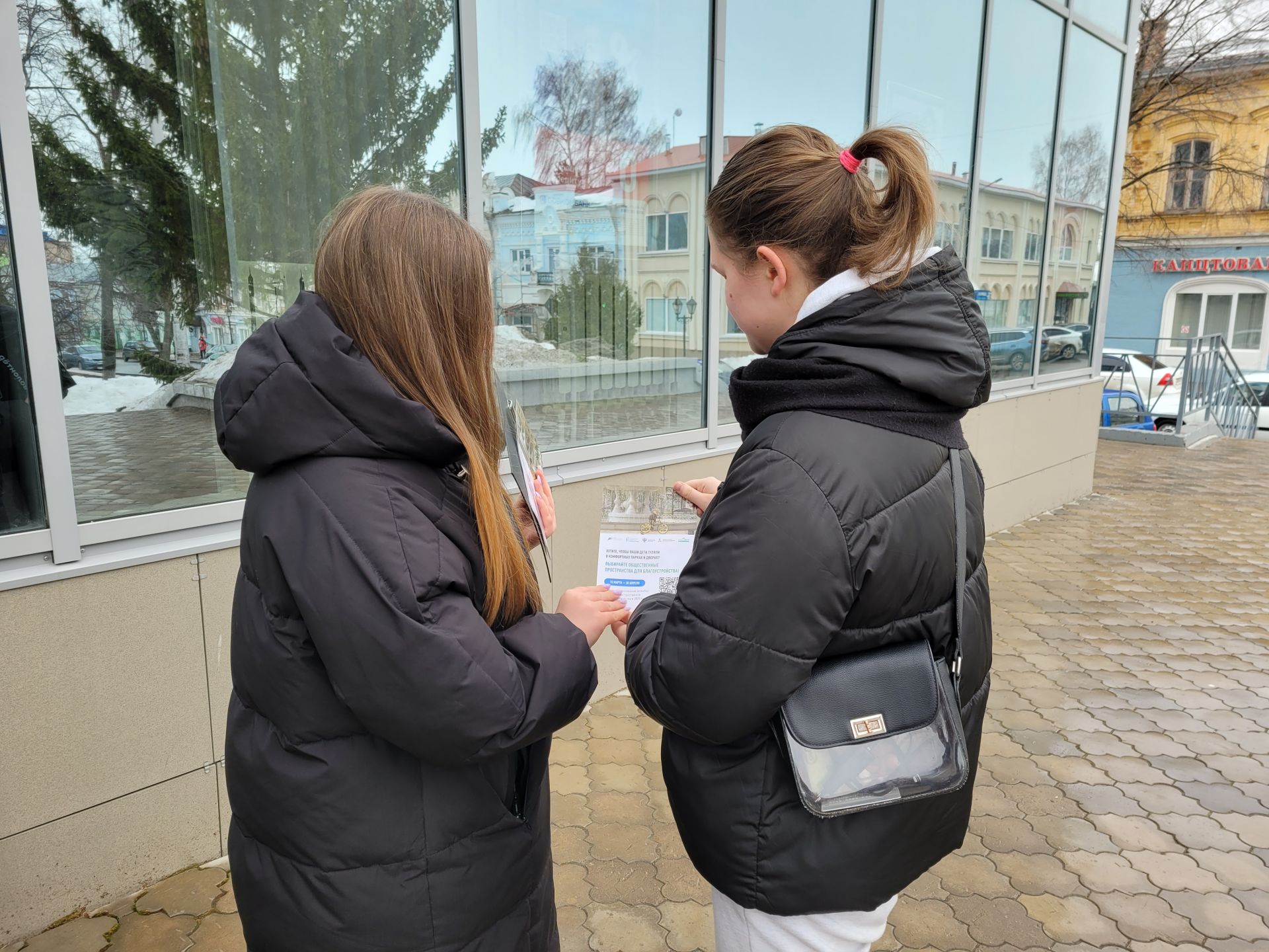 В Чистополе волонтеры помогают жителям в голосовании за объекты благоустройства