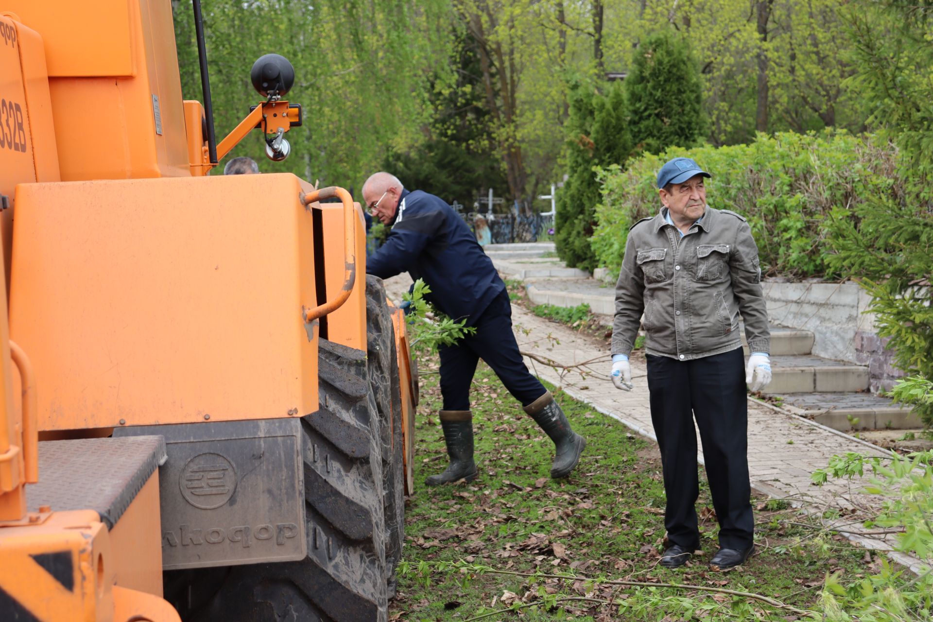 На Чистопольском кладбище прошел субботник