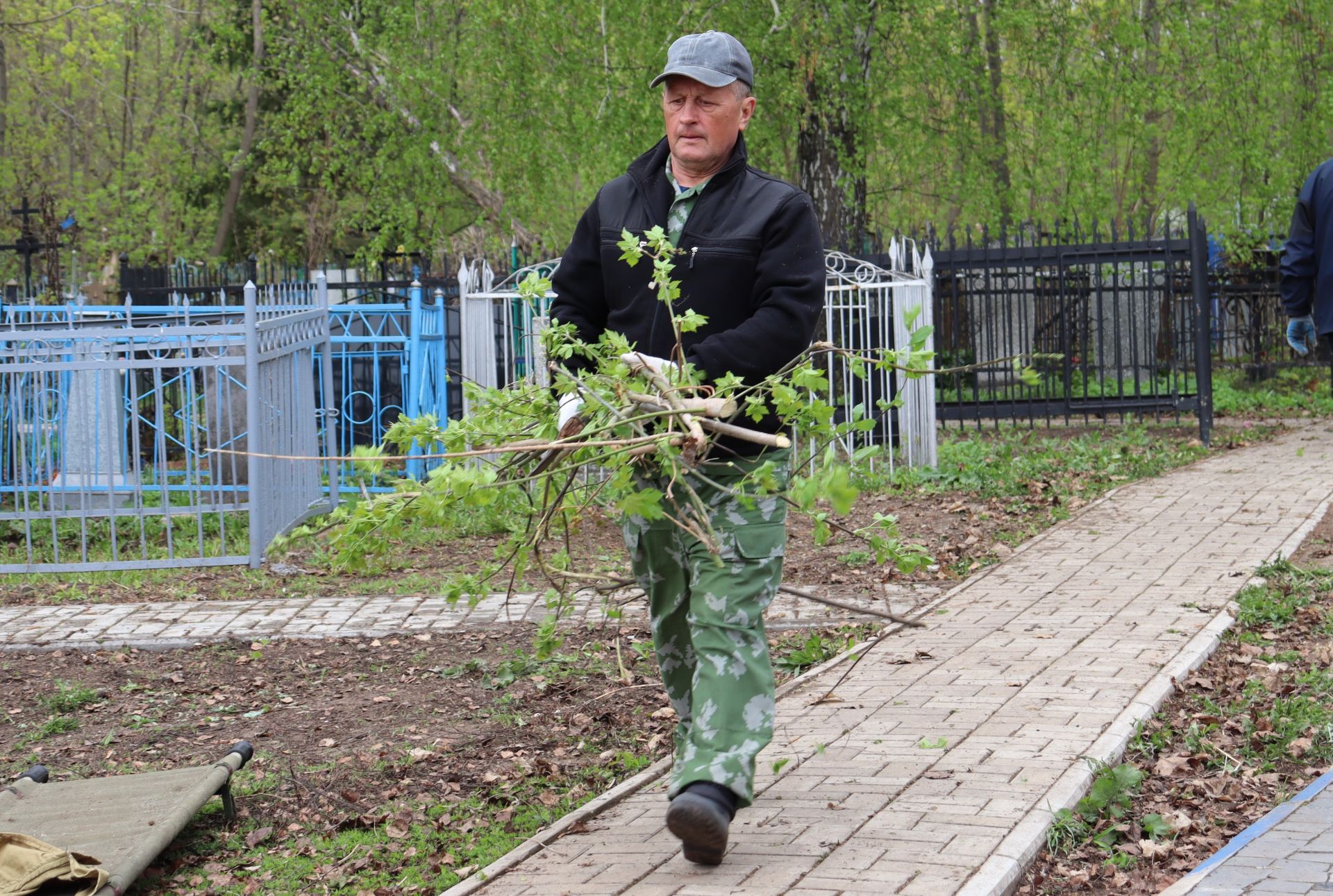 На Чистопольском кладбище прошел субботник