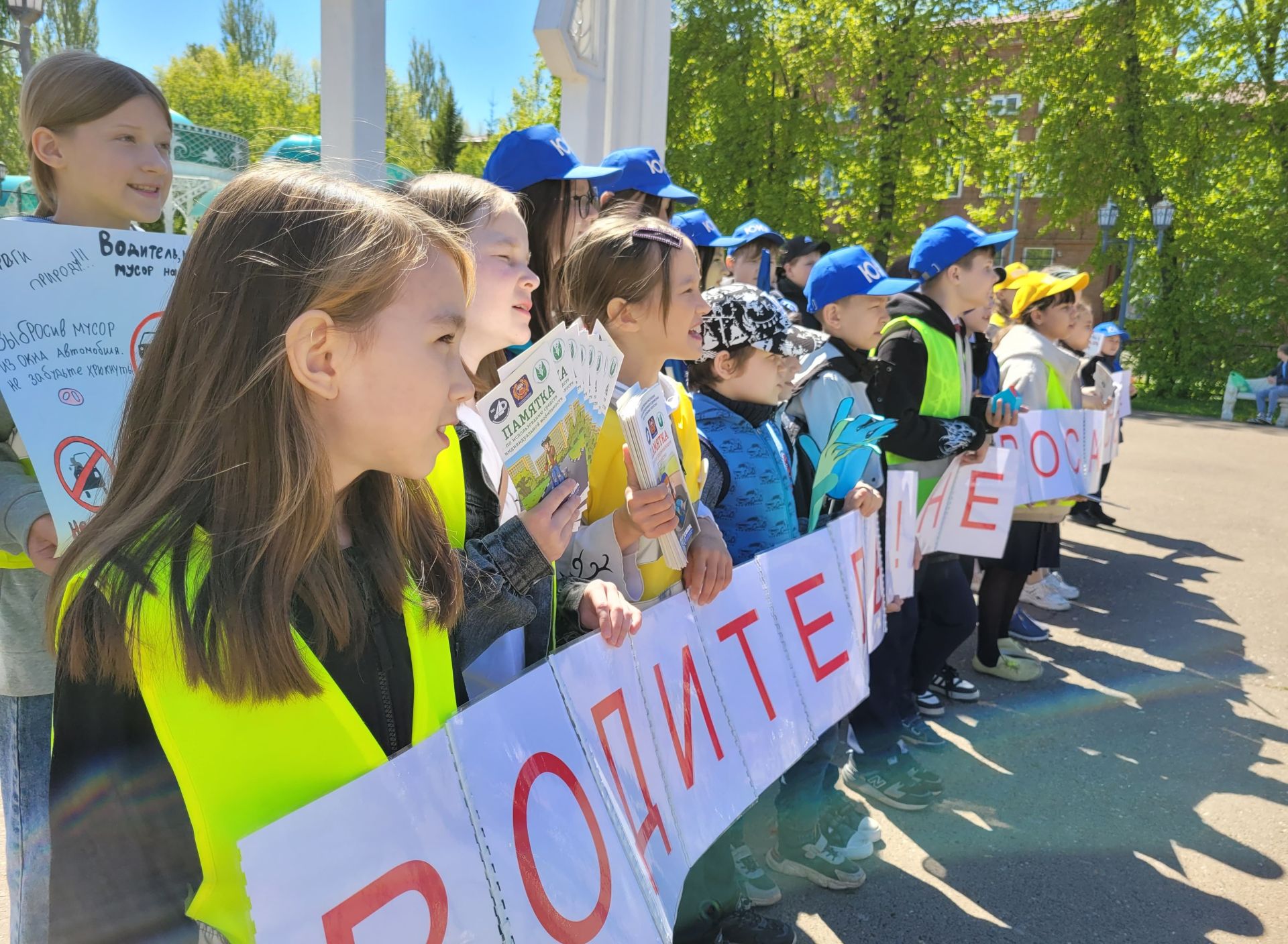 В Чистополе прошла акция «Водитель! Не бросай мусор из машины!»