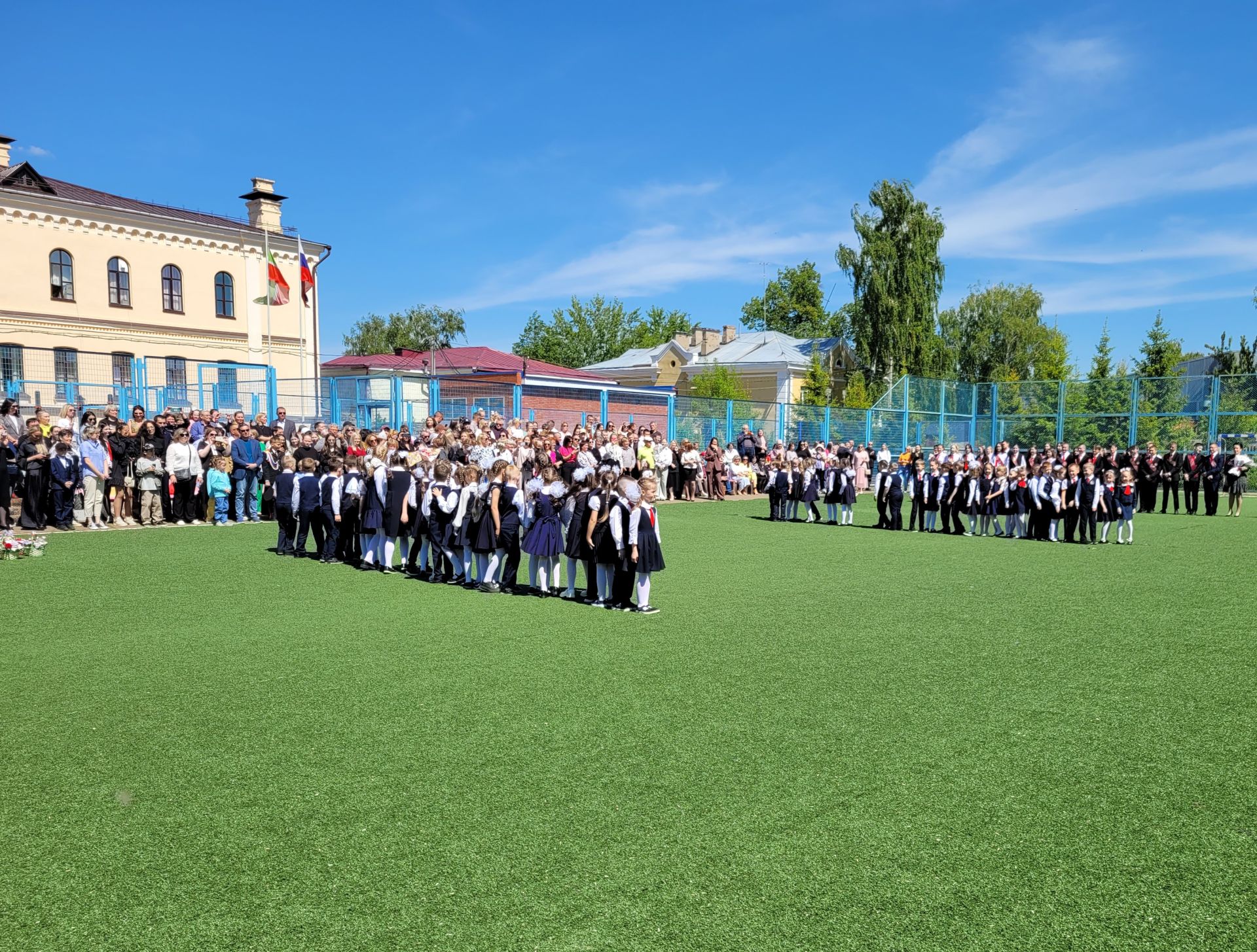 В чистопольской гимназии №1 прошел последний звонок (Фоторепортаж)