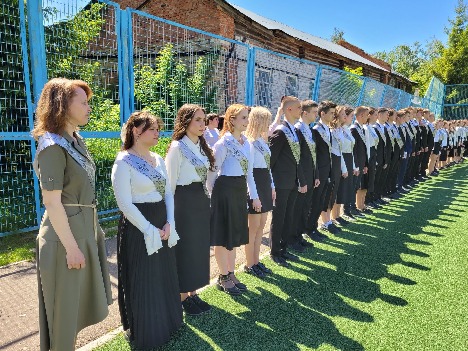 В чистопольской гимназии №1 прошел последний звонок (Фоторепортаж)