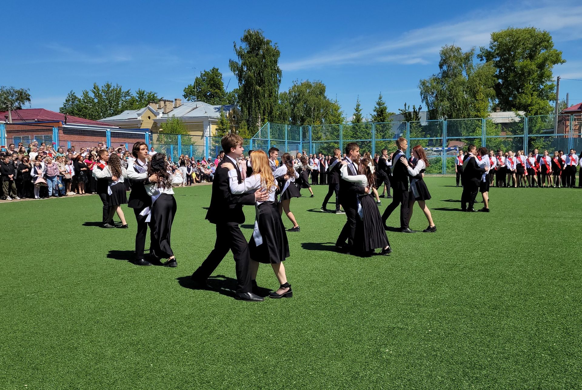 В чистопольской гимназии №1 прошел последний звонок (Фоторепортаж)