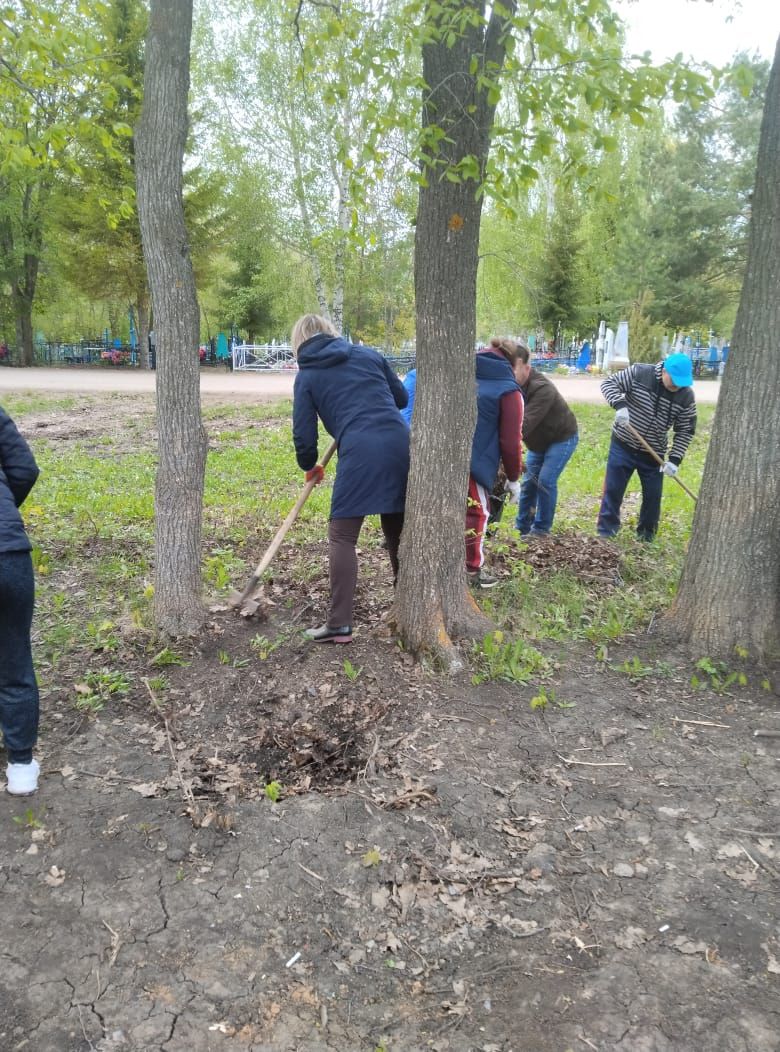 На Чистопольском кладбище прошел субботник