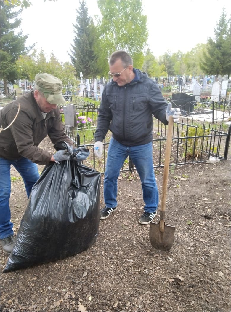 На Чистопольском кладбище прошел субботник