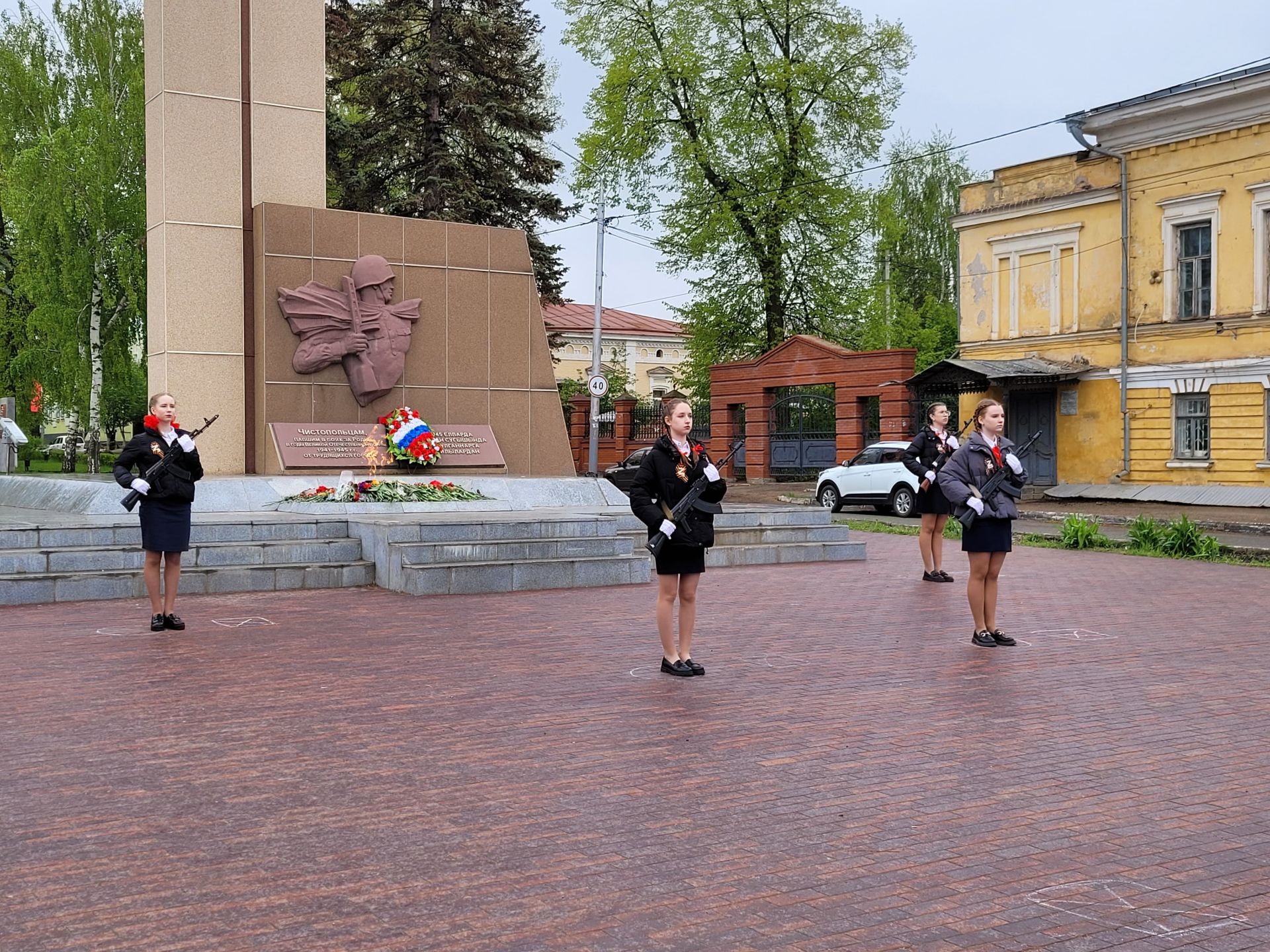 В Чистополе школьники заступили в Почетный караул