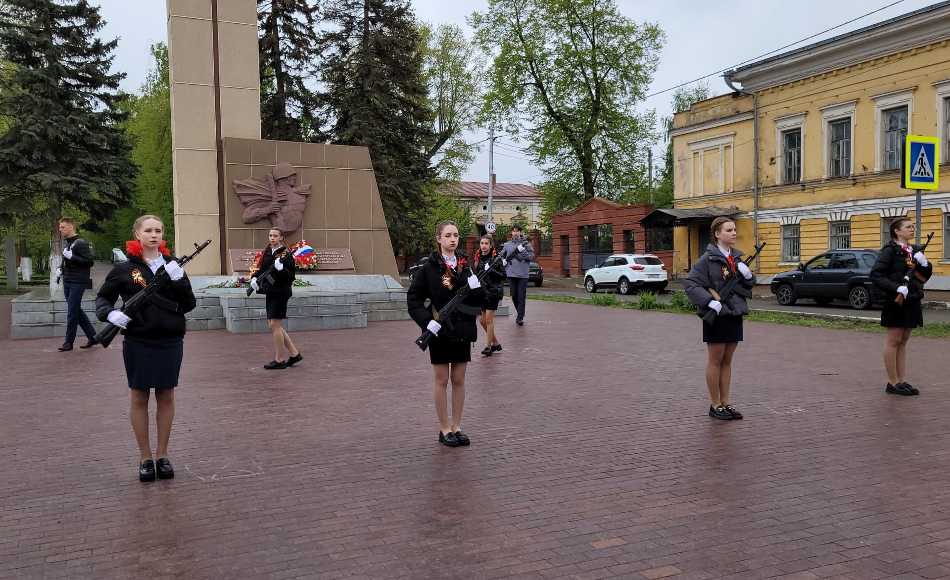 В Чистополе школьники заступили в Почетный караул