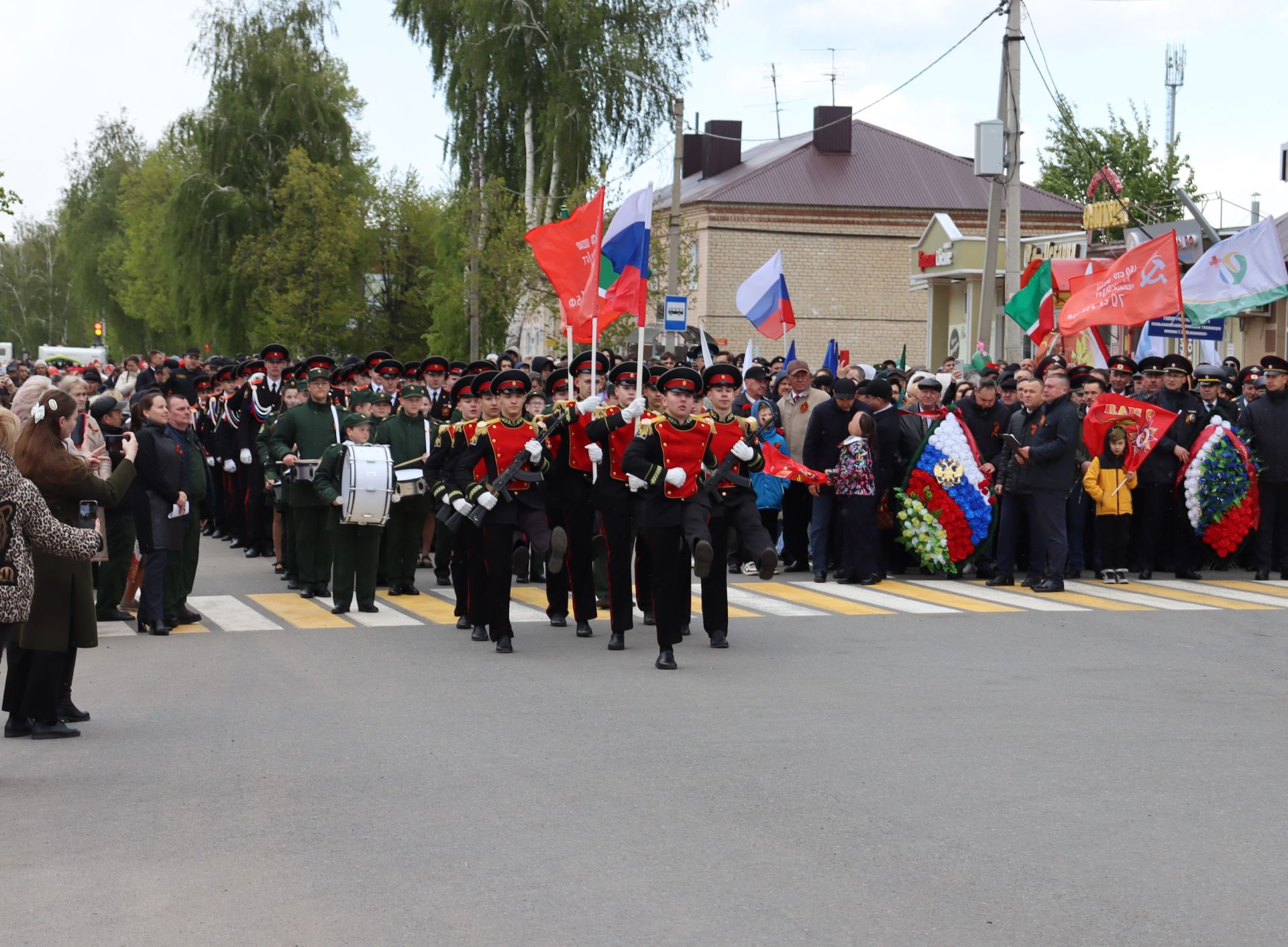 Чистопольцы празднуют День Победы (фоторепортаж)