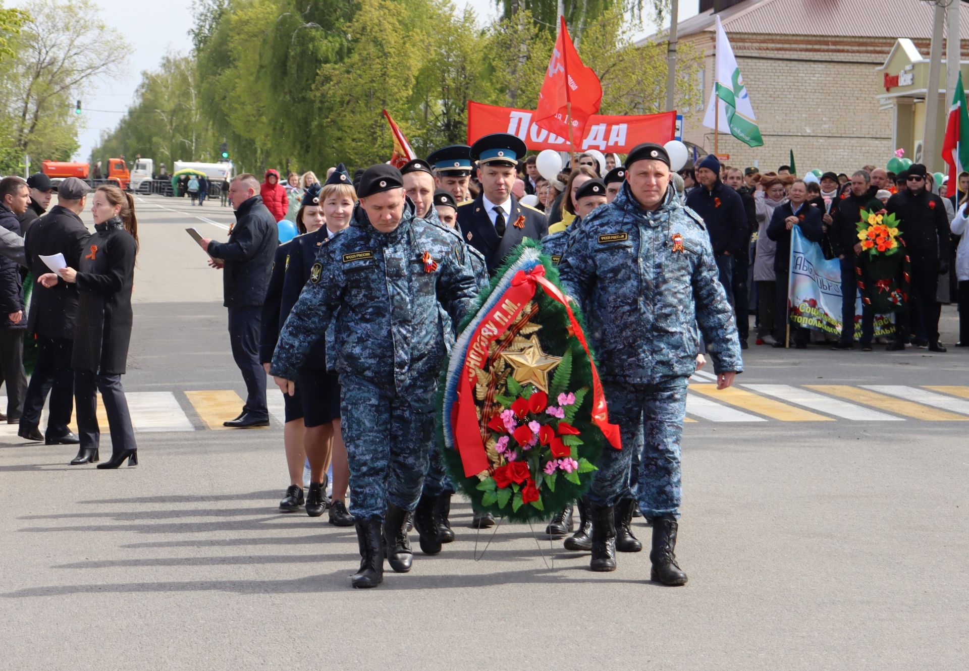 Чистопольцы празднуют День Победы (фоторепортаж)