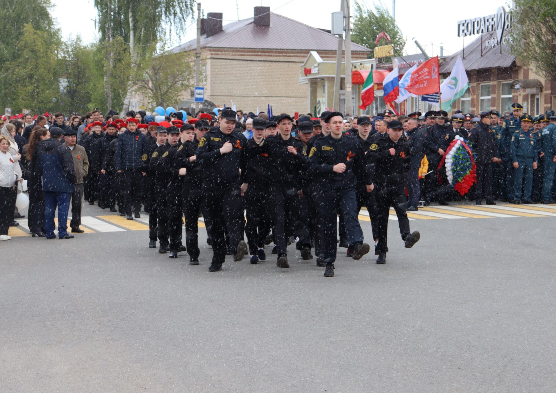 Чистопольцы празднуют День Победы (фоторепортаж)