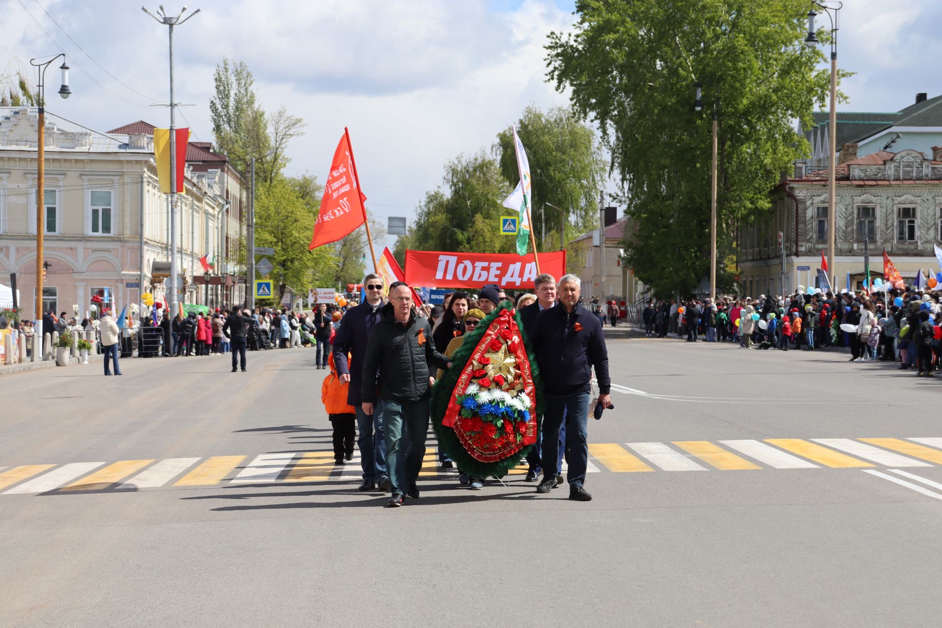 Чистопольцы празднуют День Победы (фоторепортаж)