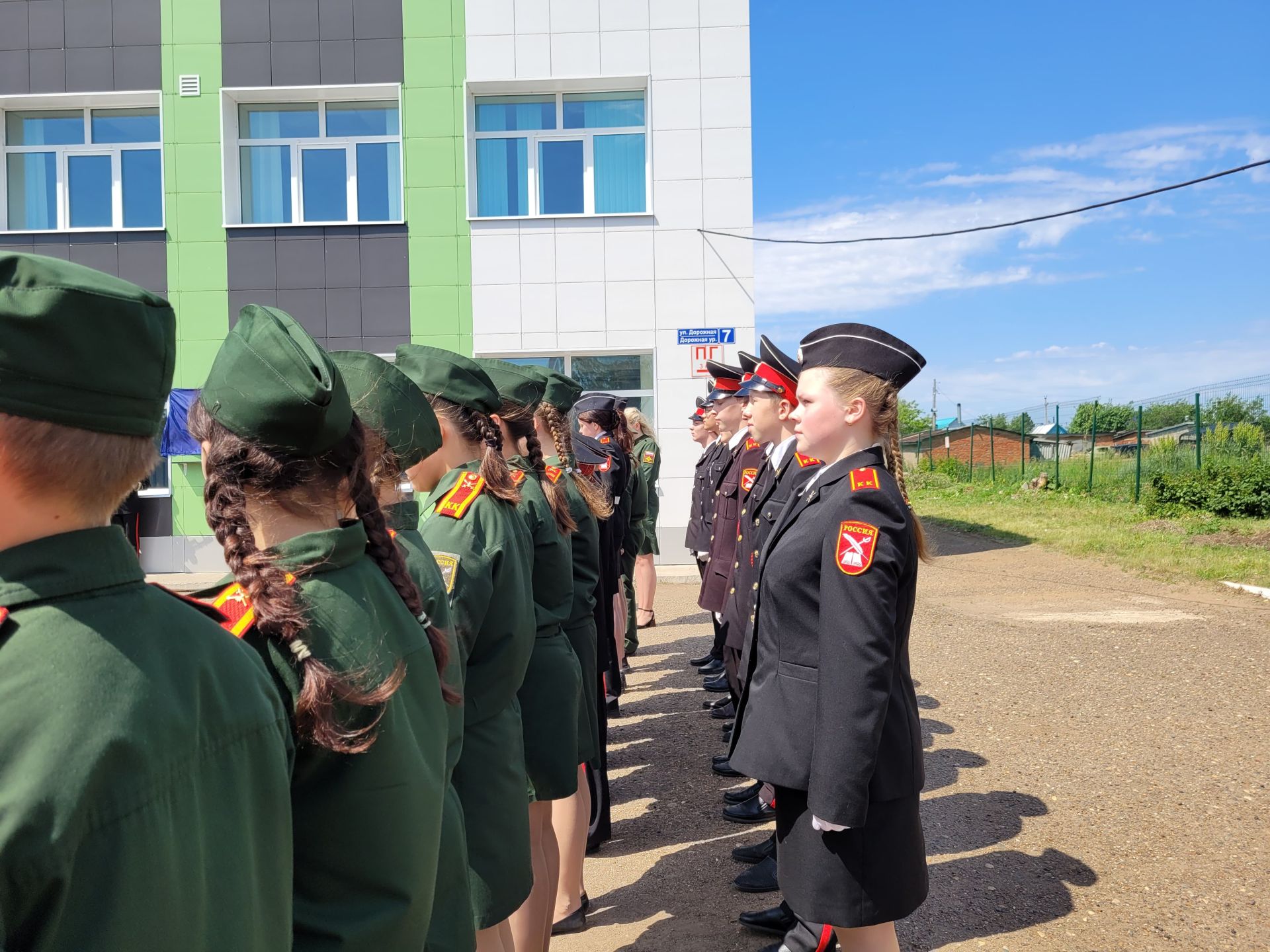 В Чистополе на стенах школ установили мемориальные доски в память об участниках СВО