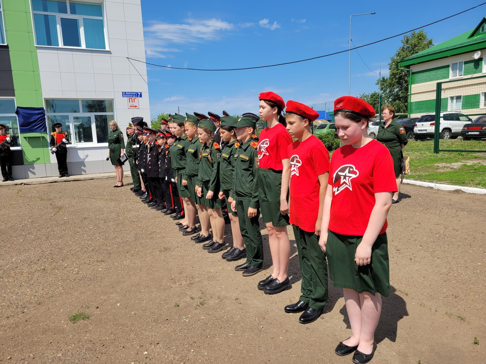 В Чистополе на стенах школ установили мемориальные доски в память об участниках СВО