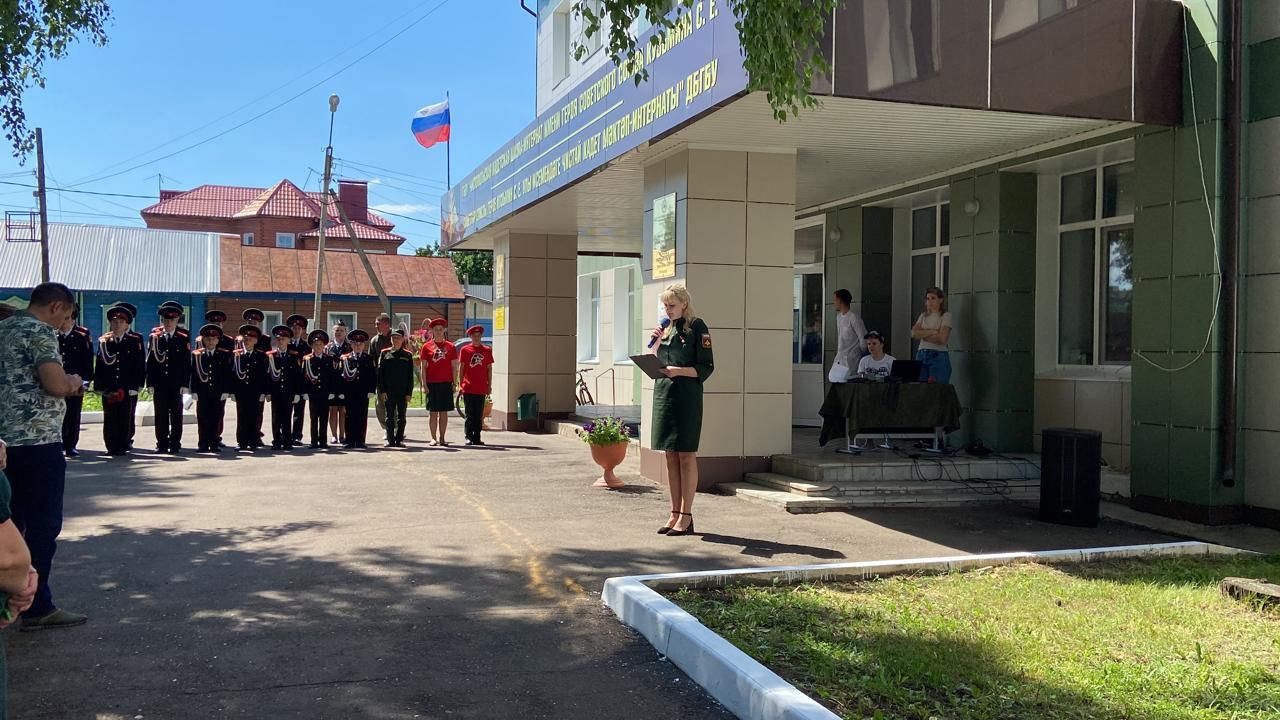 В Чистополе на стенах школ установили мемориальные доски в память об участниках СВО