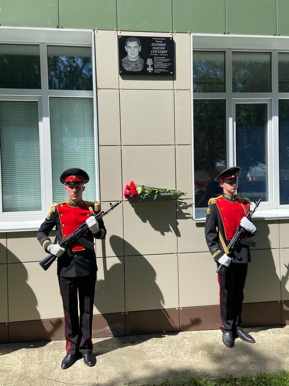 В Чистополе на стенах школ установили мемориальные доски в память об участниках СВО