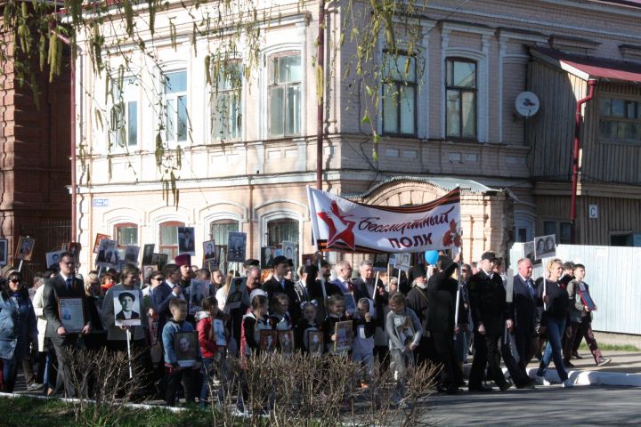 В Чистополе состоялись открытие уголка "Боевой славы" и акция "Бессмертный полк" (фоторепортаж)