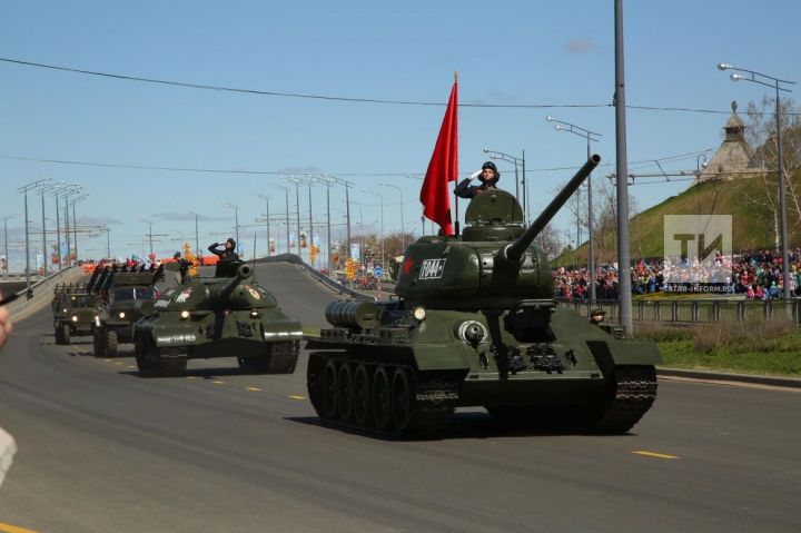 В Параде Победы в Казани участвовали 2 тыс. человек и техника времен ВОВ