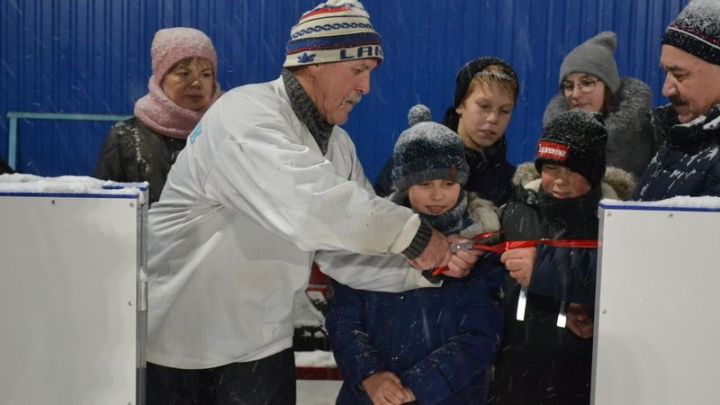 В Чистополе открылась ледовая площадка