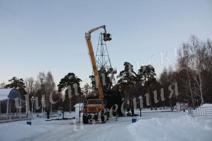 В Чистополе идет монтаж главной елки