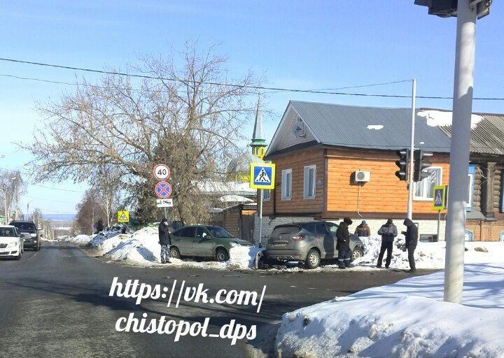 На одном из центральных перекрестков Чистополя столкнулись два автомобиля&nbsp;