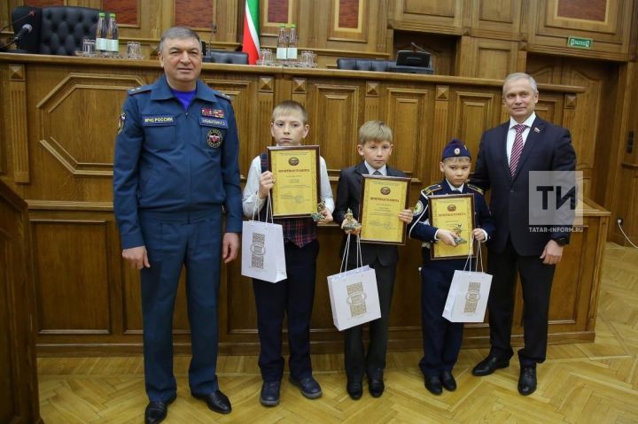 В Госсовете наградили юных героев Татарстана