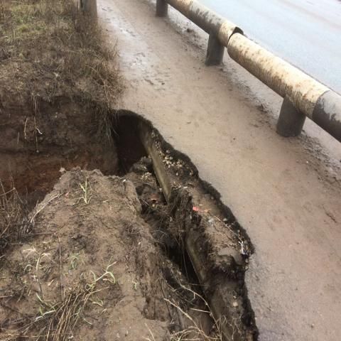 Разрушенный тротуар. Чистопольцы жалуются на опасный мост