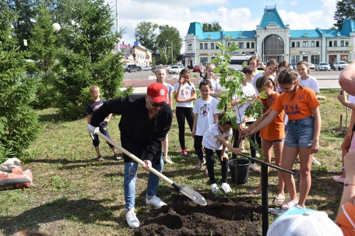 Мастер-классы проводят известные хореографы, "Танцевальная аллея" пополнилась новыми саженцами