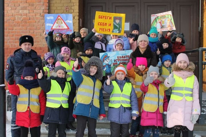 «Пристегни самое дорогое»: юные чистопольцы напоминали о правилах водителям