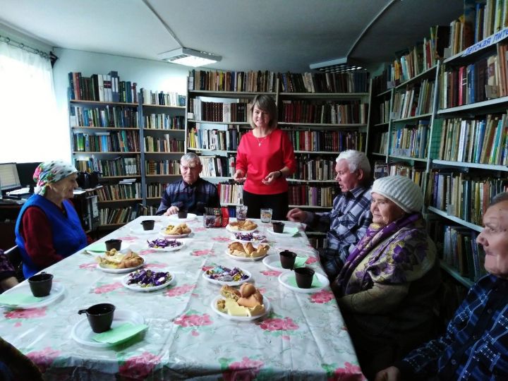 Душой молодые: в чистопольской библиотеке собрались читатели третьего возраста