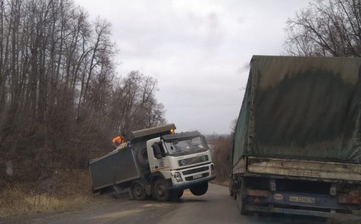 В Чистополе грузовик ушел в кювет