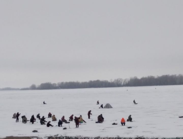 В Татарстане водолазы ищут тело провалившегося под лед рыбака