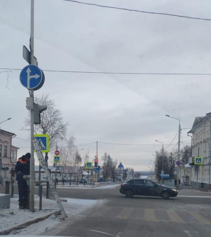 В целях безопасности: в центре Чистополя установлен предписывающий знак