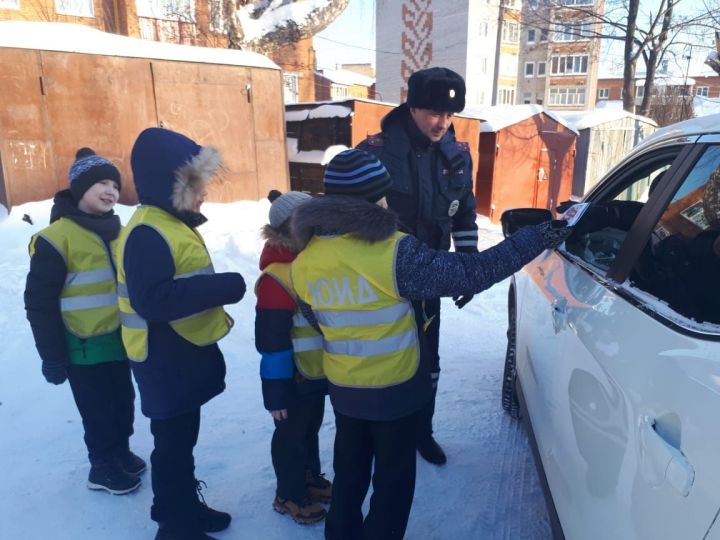 Чистопольские школьники напомнили водителям о правилах дорожного движения