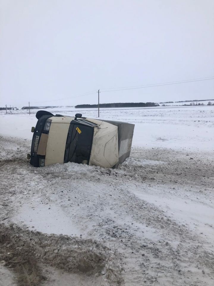 В соседнем районе инспекторы ГИБДД помогли водителю, попавшему в трудную ситуацию на дороге