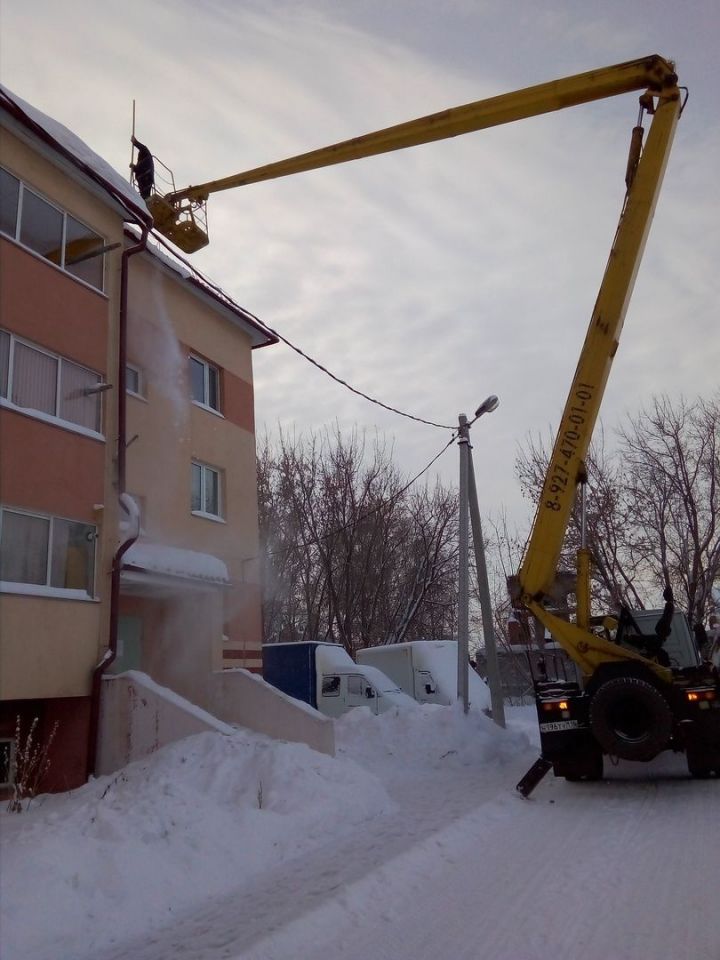 В Чистополе на четыре автомобиля упал лёд с крыши