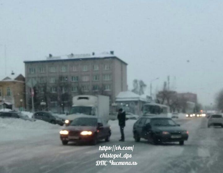 На центральной площади Чистополя не смогли разъехаться два легковых автомобиля