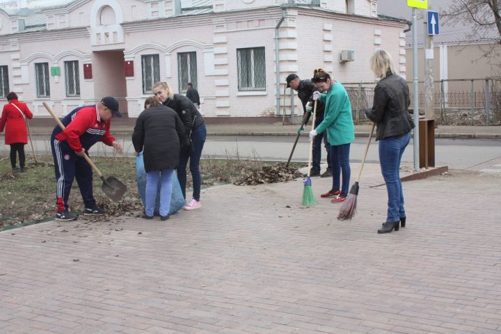 Чистопольцы вышли на общегородской субботник (фоторепортаж)