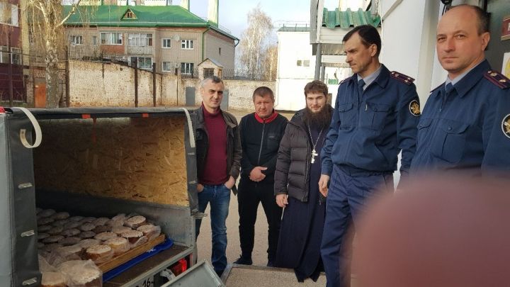 Для подследственных СИЗО-5 в Чистополе прихожане и футболисты привезли пасхальные куличи и яйца