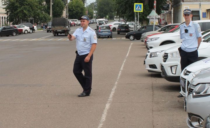 Не пропускали пешеходов, говорили по телефону за рулем: что показала операция «Тоннель» в Чистополе