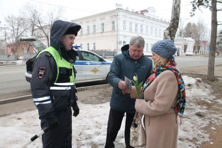 С уважением и любовью: чистополки принимали поздравления от сотрудников местной ГИБДД