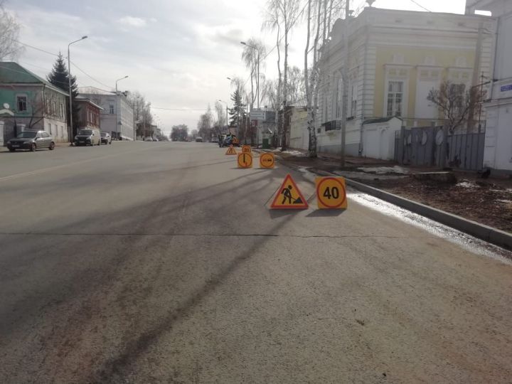 В Чистополе автомобилистов просят быть внимательнее: начался ремонт дорог