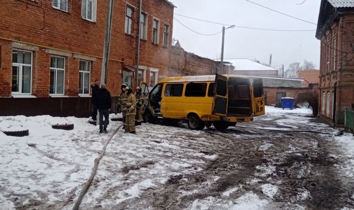 В Чистополе загорелся автомобиль, стоящий на одной из центральных улиц города