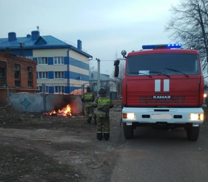 В Чистополе с началом весны участились случаи загорания сухой травы и сжигания мусора