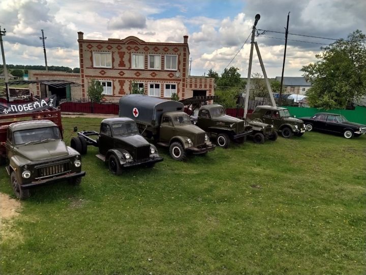 Житель Чистопольского района создал автопарк из военных машин, собранных своими руками