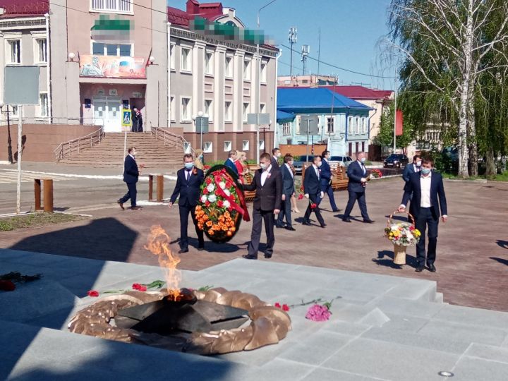 В день 75-летия Победы чистопольцы возложили цветы и венки к Вечному огню