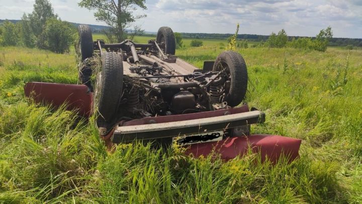 На чистопольской дороге автомобиль опрокинулся в кювет: есть пострадавший