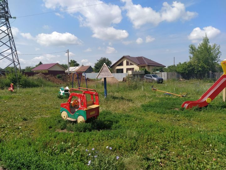 Чистопольцы просят помочь спасти детский городок, оставшийся без присмотра